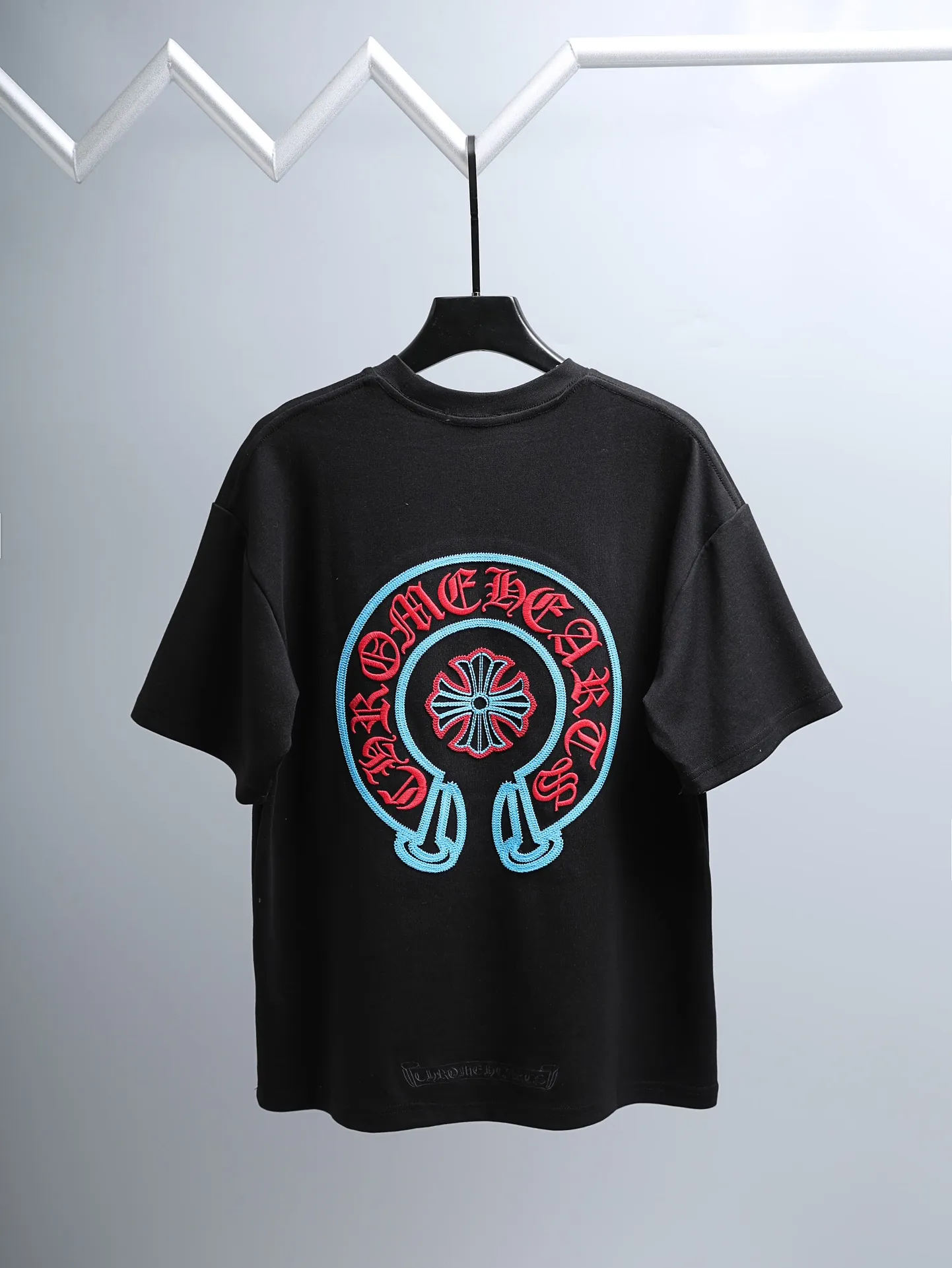P190 Chrome Hearts* 2꯭0꯭2꯭5 new autumn and winter style ❤️ Original ⌚️ high version Chrome Hearts The fabric is made of 320g high-density modal long-staple cotton. It does not deform or shrink. Process introduction: double thread movement. Chest. The back panel uses overlapping embroidery🪡 process➕the back panel towel rope embroidery process. Color: black SIZE: M-3XL